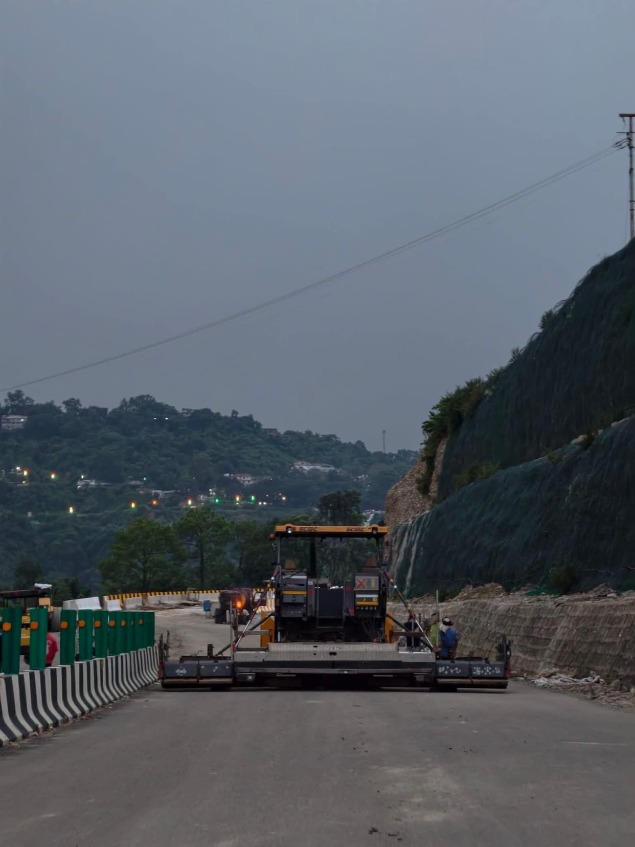 The work of laying tar on the ends of Riyund bridge begins