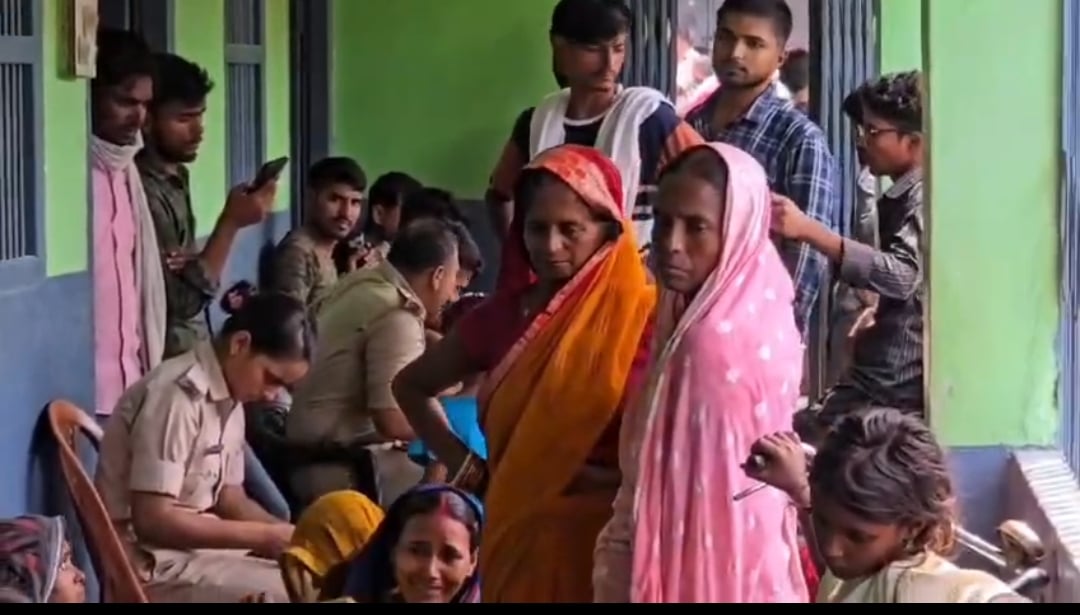 परिजनो को समझाती पुलिस