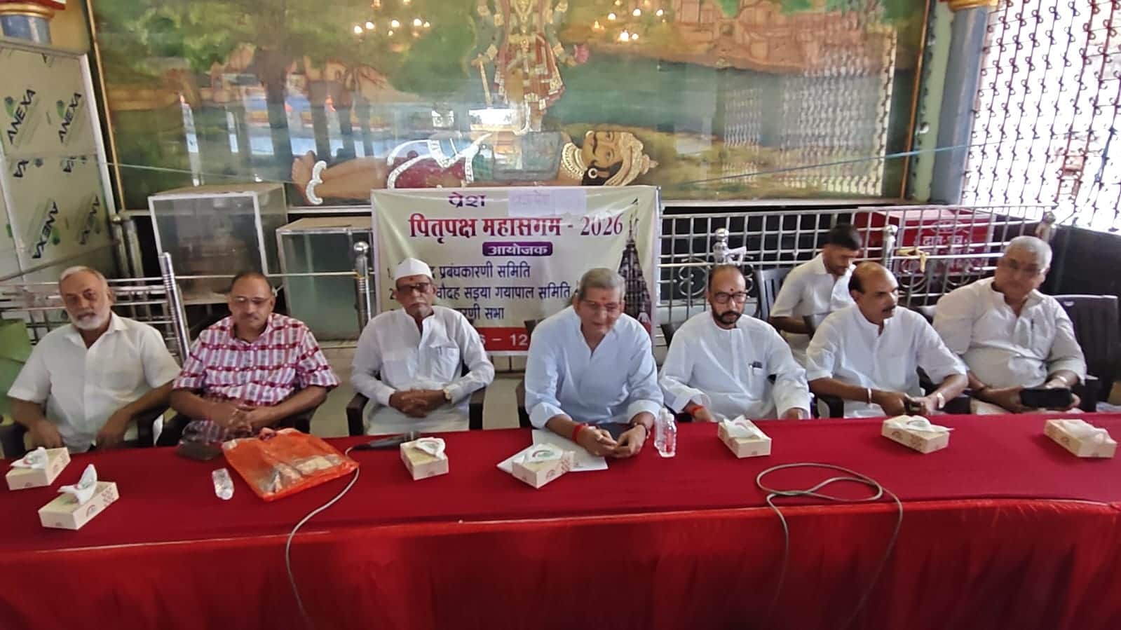 प्रेसवार्ता करते गयाजी के गेवाल पंडा व अन्य