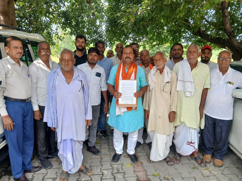 परदहां ब्लाक क्षेत्र के रैकवारेडीह गांव में चकबंदी प्रकिया को निरस्त करने की मांग को लेकर जिला