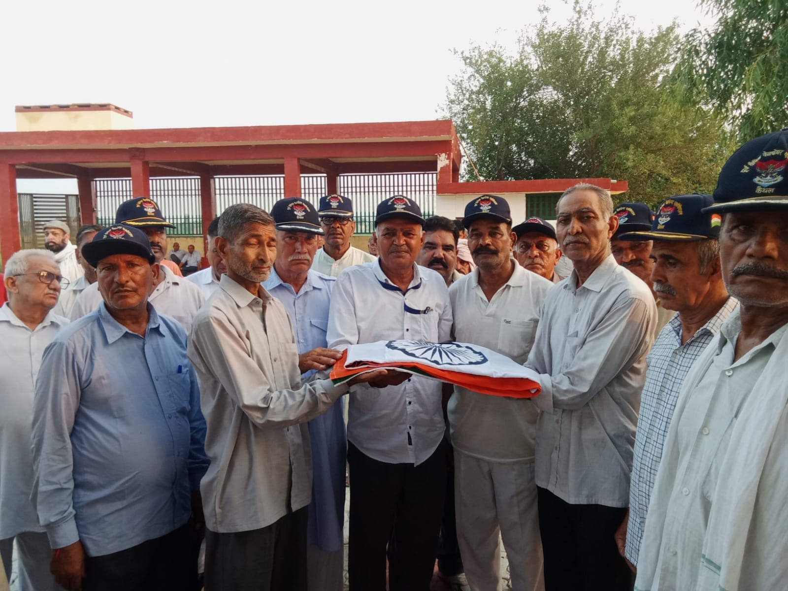 पूर्व सैनिक सूबेदार मेजर रामकुमार के पार्थिव शरीर पर तिरंगा ओढ़ाकर श्रद्धांजलि देते पूर्व सैनिक