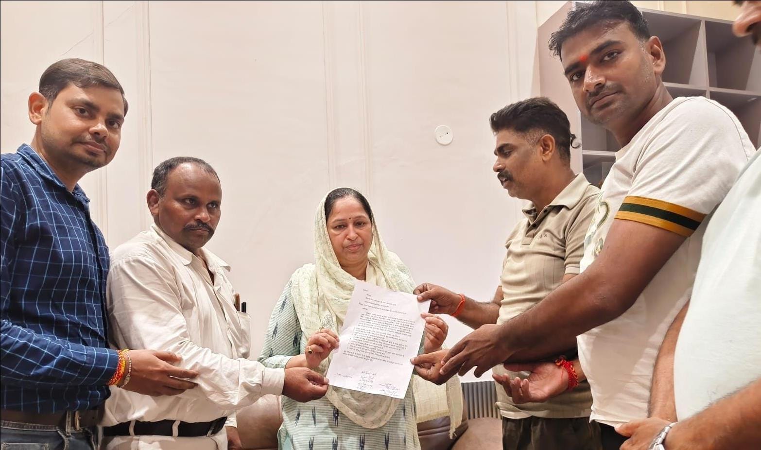 पूर्व सांसद को ज्ञापन सौंपते सराय रानी रेलवे विकास संघर्ष समिति के लोग। संवाद