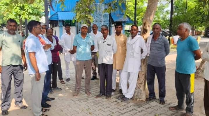 पोस्टमार्टम कक्ष के बाहर पहुंचे परिजन। संवाद
