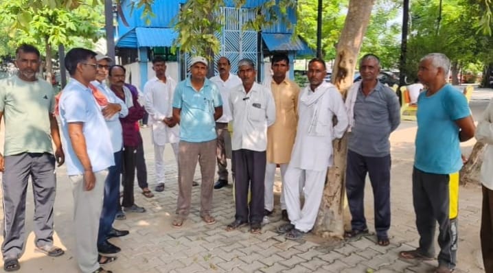 पोस्टमार्टम कक्ष के बाहर पहुंचे परिजन। संवाद