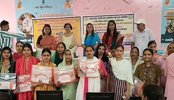 रोहटा। विकास खंड रोहटा में बुधवार को कौशल सुधार प्रशिक्षण योजना के तहत ब्यूटी पार्लर प्रशिक्षण 
