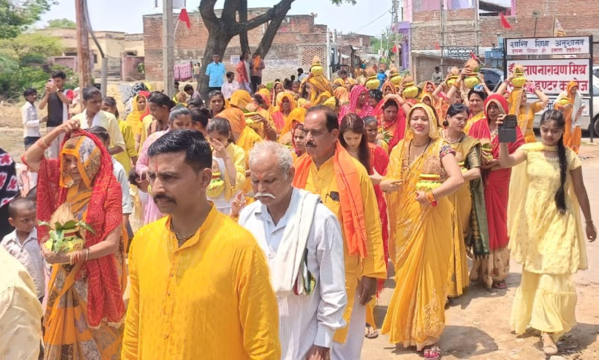  राजाफत्तेपुर गांव में निकली कलश यात्रा में शामिल श्रद्धालु। स्रोत: आयोजक