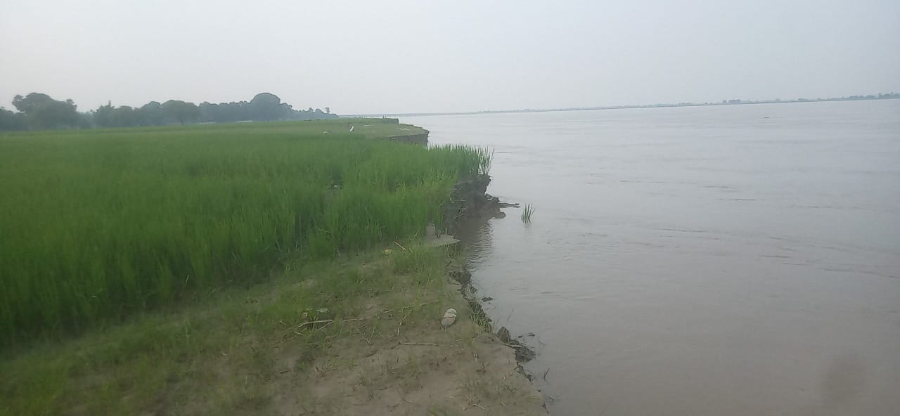 राजेसुल्तानपुर क्षेत्र के इटौरा ढोलीपुर गांव के पूरब मांझा क्षेत्र में कटान।