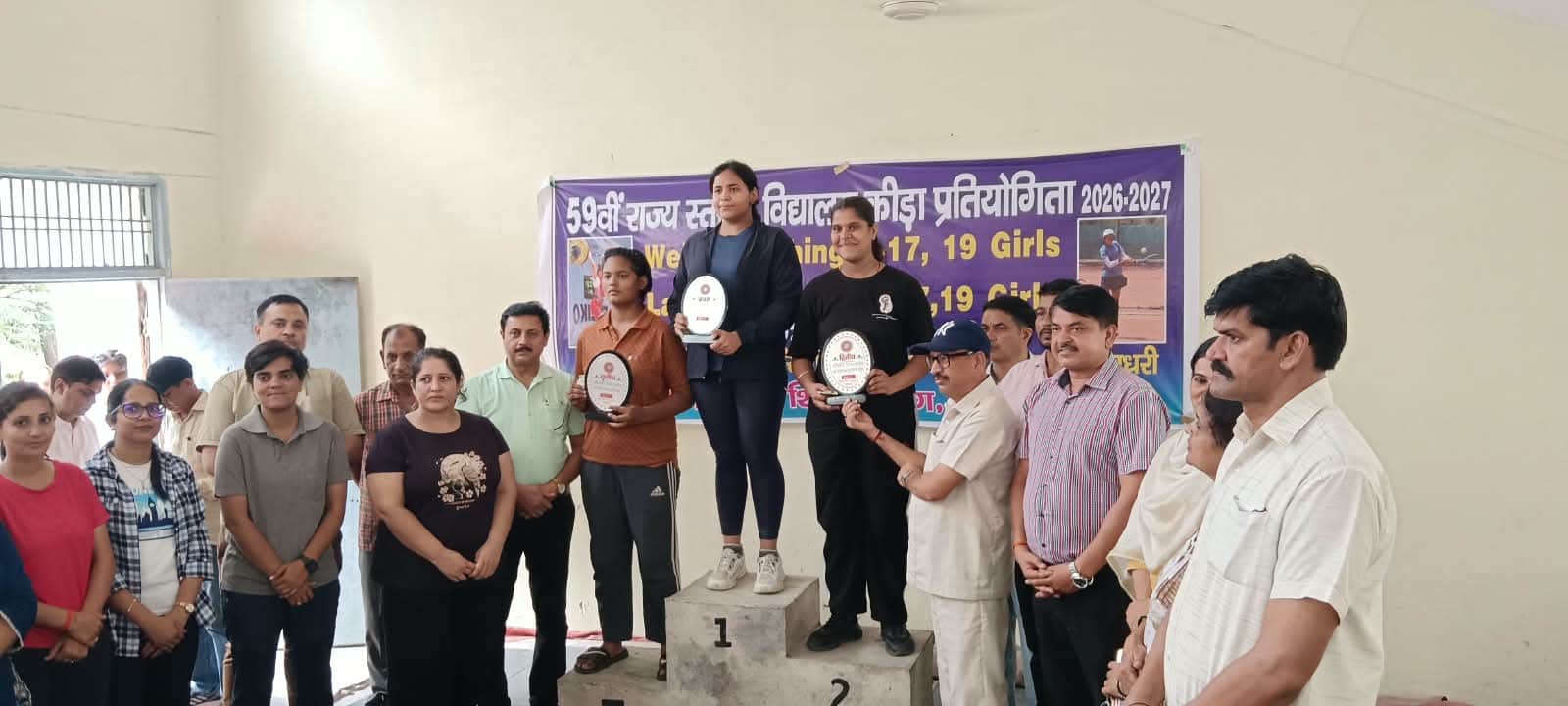 राज्य स्तरीय क्रीड़ा प्रतियोगिता में मध्य में खड़ीं अलीशा। विभाग