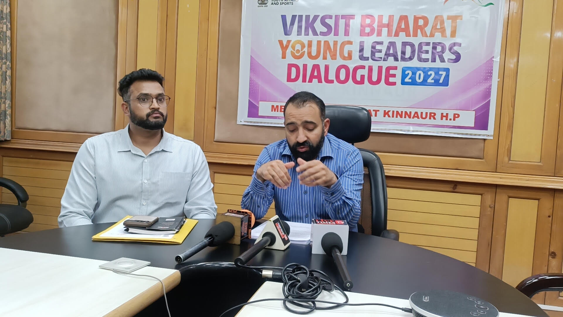 रिकांगपिओ में प्रेसवार्ता करते उपायुक्त डॉ. अमित कुमार शर्मा। स्रोत : डीपीआरओ