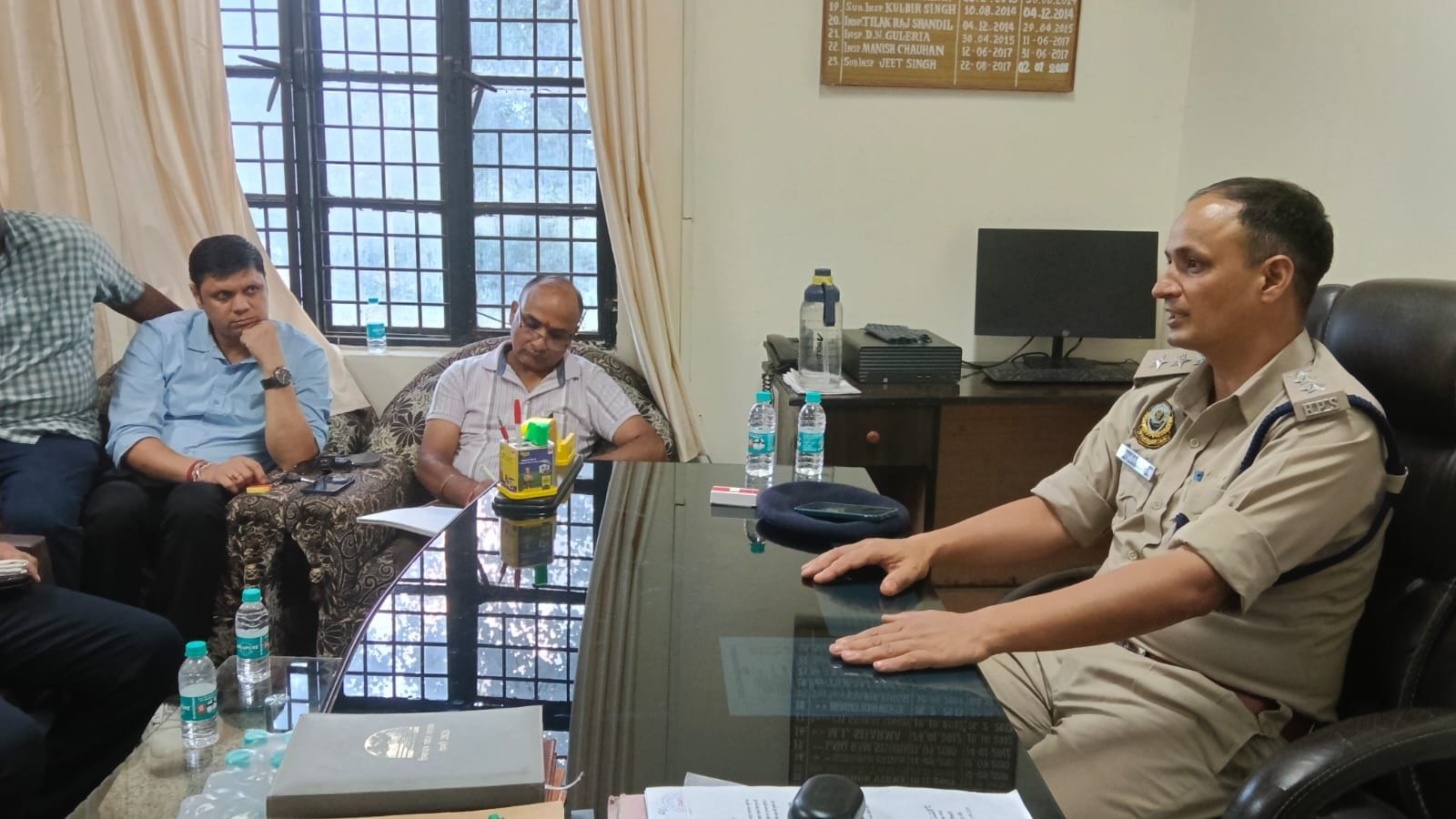 रेणुका थाने में सड़क सुरक्षा क्लब की बैठक की अध्यक्षता करते डीएसपी। संवाद
