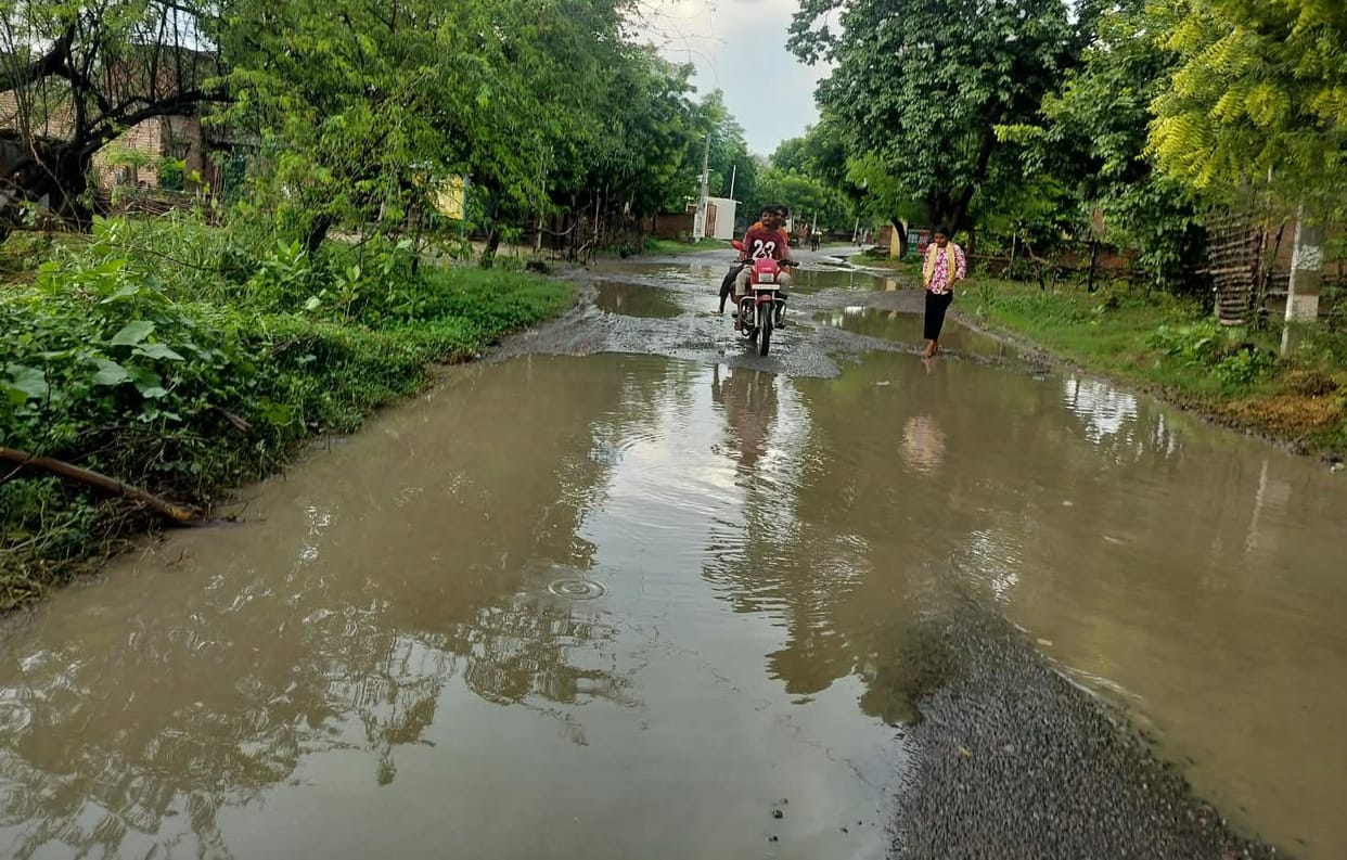Commuting disrupted due to dilapidated road.