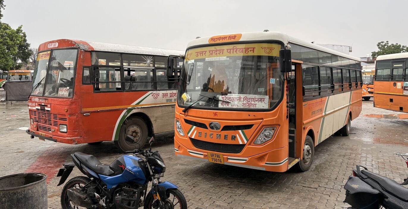 रोड़वेज सिद्धार्थनगर पर खड़ी बस। संवाद