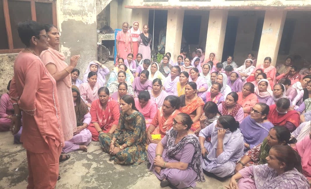 सीडीपीओ कार्यालय में धरने पर बैठीं आंगनबाड़ी कर्मियों  संबोधित करतीं वक्ता। संवाद