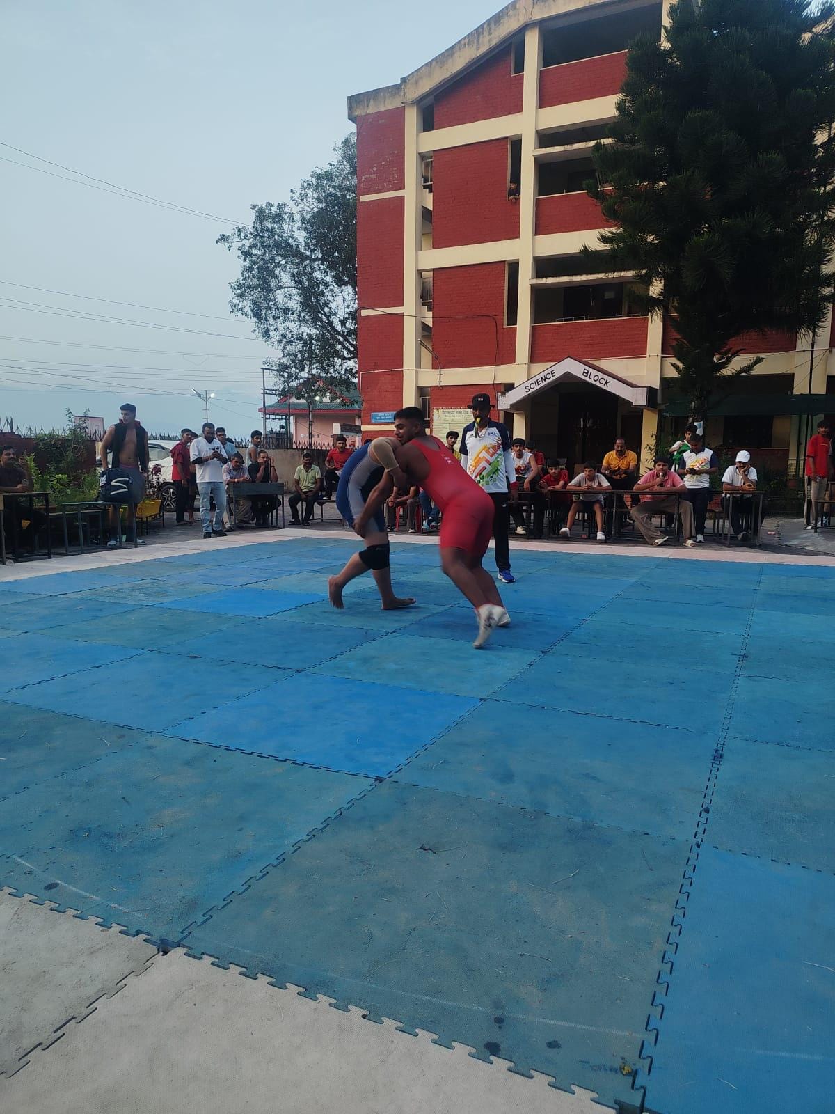 सुजानपुर स्कूल में आयोजित अंडर-19 इंडोर  खेलकूद प्रतियोगिता के दौरान कुश्ती में जीत के लिए संघर
