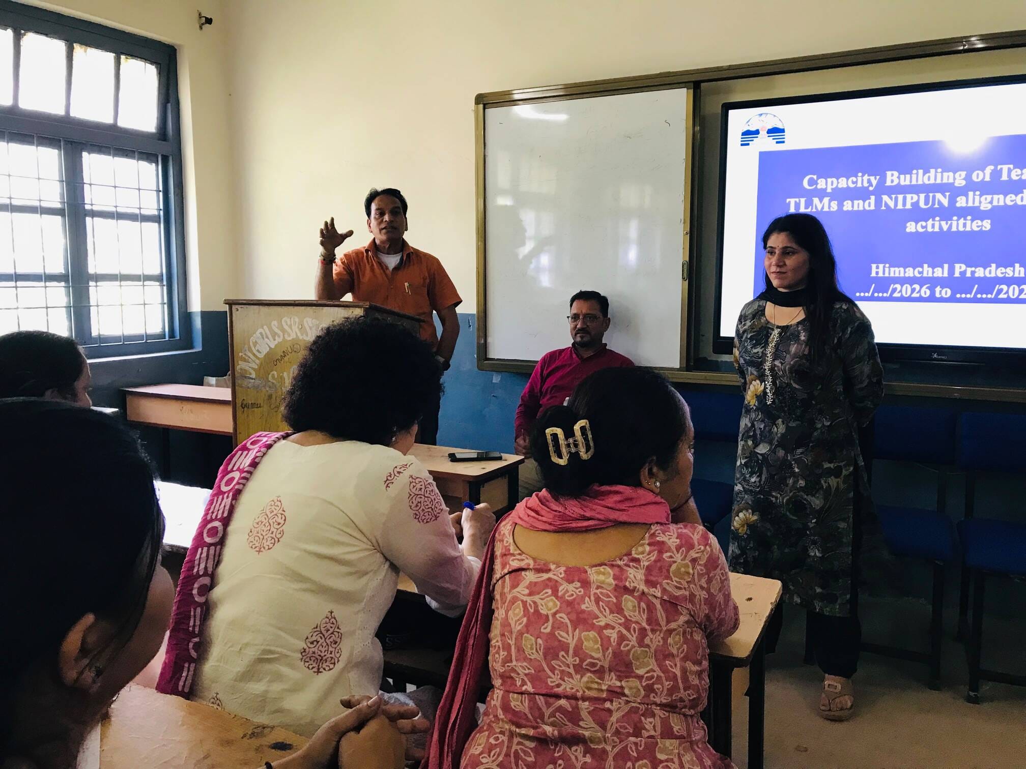 सोलन शहर के कन्या स्कूल में प्राथमिक शिक्षकों के लिए आयोजित कार्यशाला के दौरान जानकारी देते हुए