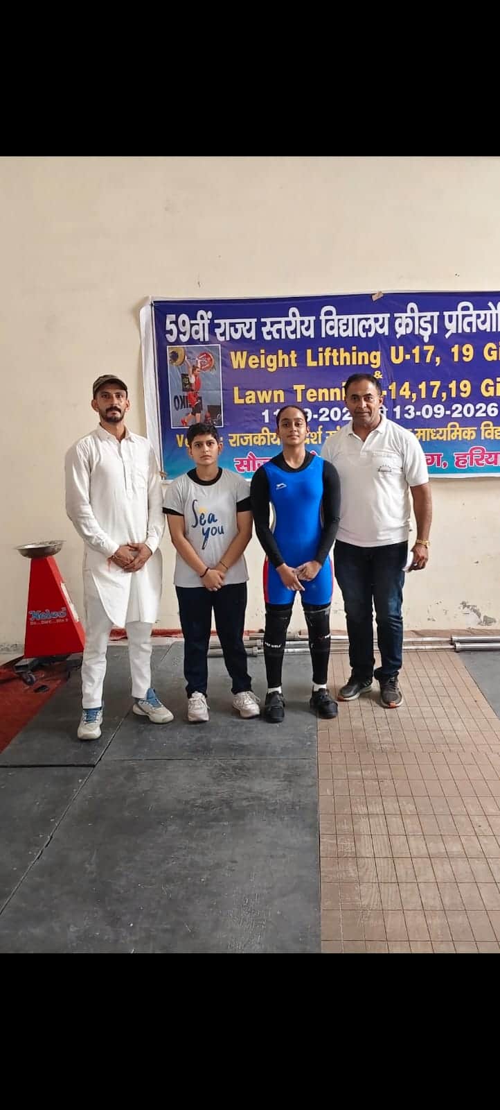सिमरन के साथ कोच व अन्य।