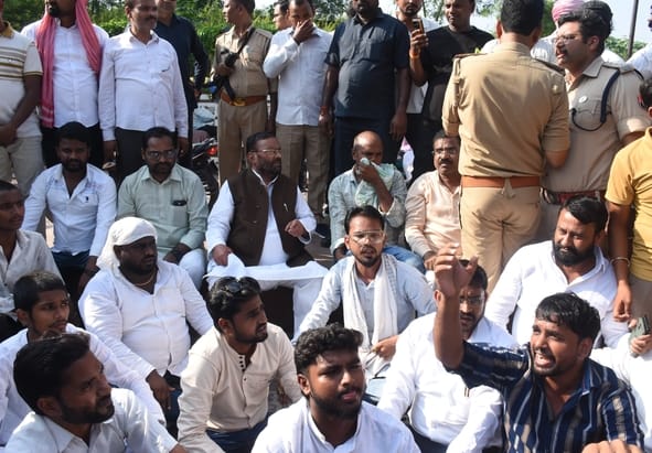 Protest outside the post-mortem house in Lucknow over the death of a woman from Ayodhya.