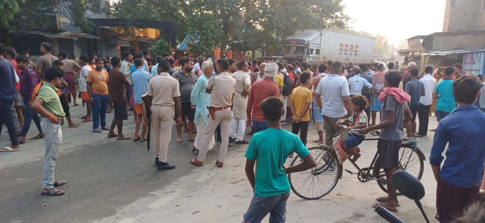 शव सड़क पर रखकर लोगों ने किया जाम