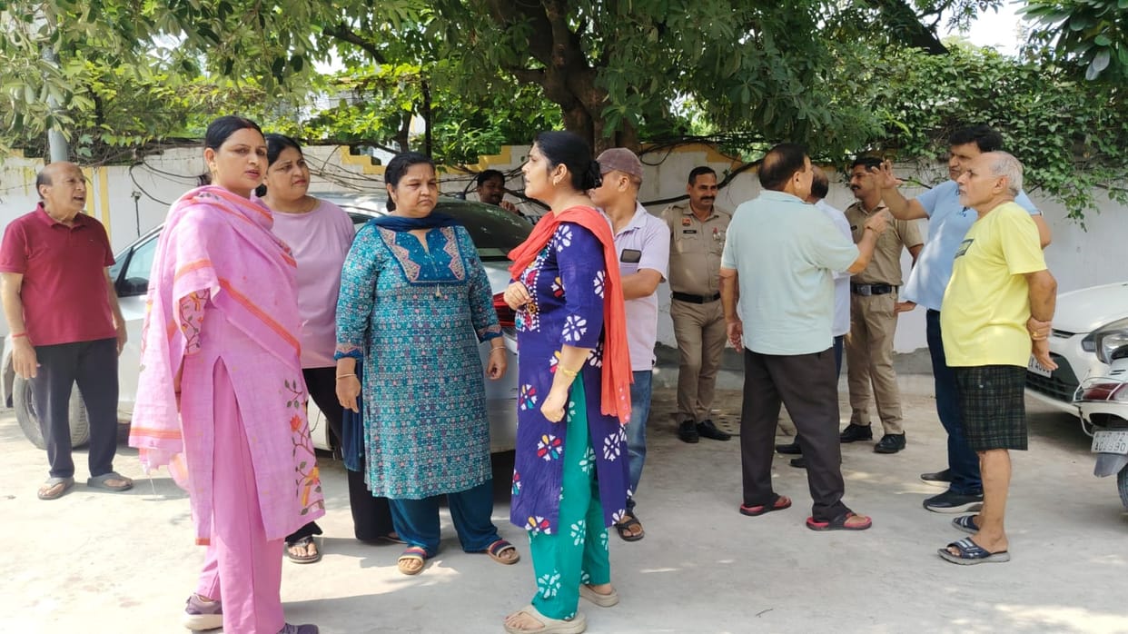 The municipal team that arrived to remove encroachments returned empty-handed after facing opposition