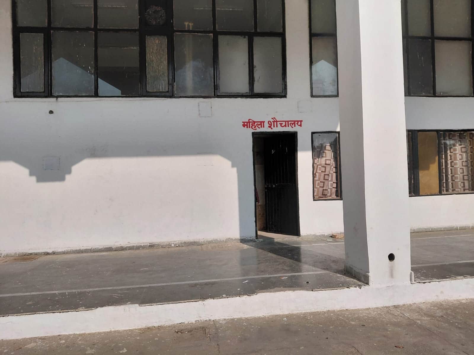 सिरसा। शौचालय में चैंज करने को मजबूर महिला खिलाड़ी। संवाद
