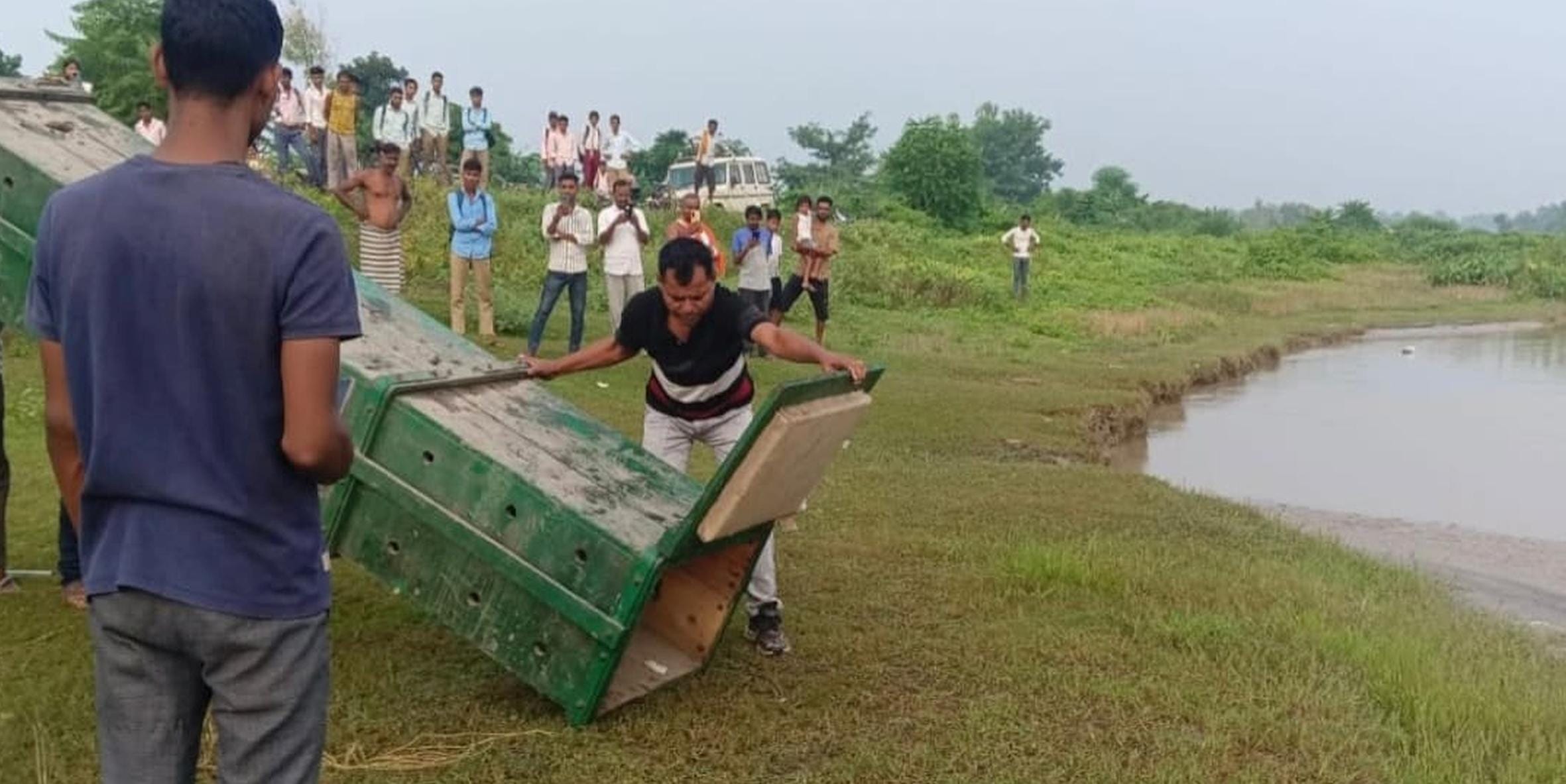 सरयू नदी में वन विभाग द्वारा छोड़ा जा रहा मगरमच्छ। 
