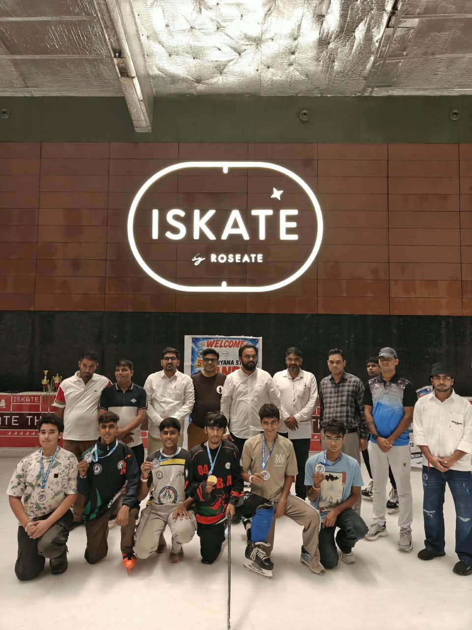  स्टेट बैंडी चैंपियनशिप में अपने नाम किए हुए स्वर्ण पदक दिखाते खिलाड़ी। विज्ञप्ति