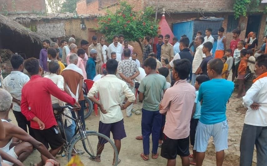 सिंधौली के गांव दियूरिया कल्यानपुर गांव में करंट से महिला की मौत के बाद लगी लोगों की भीड़। स्रो