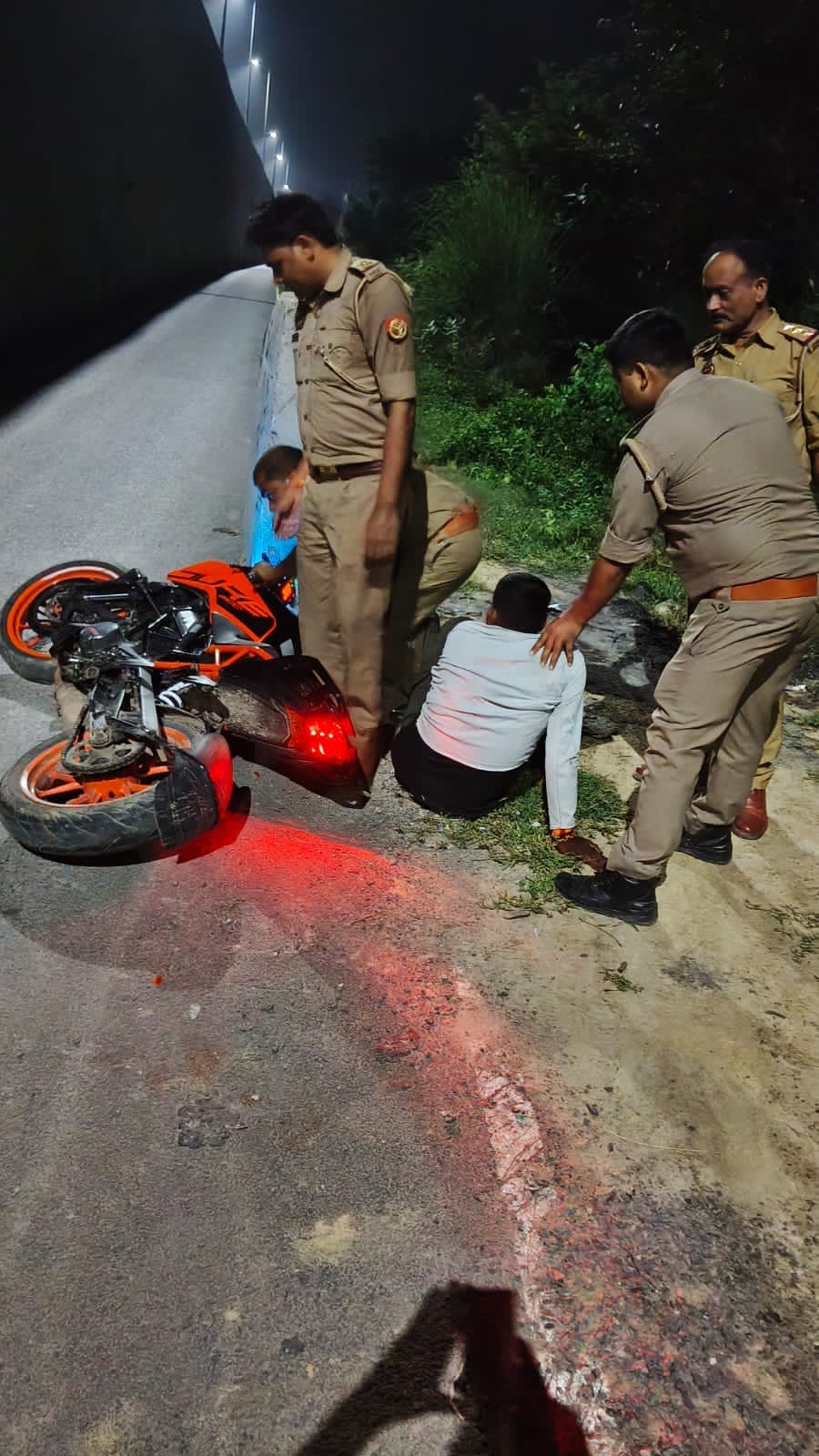 सड़क पर गिरे फरार हिस्ट्रीशीटर को गिरफ्तार करती पुलिस टीम -स्रोत-पुलिस विभाग