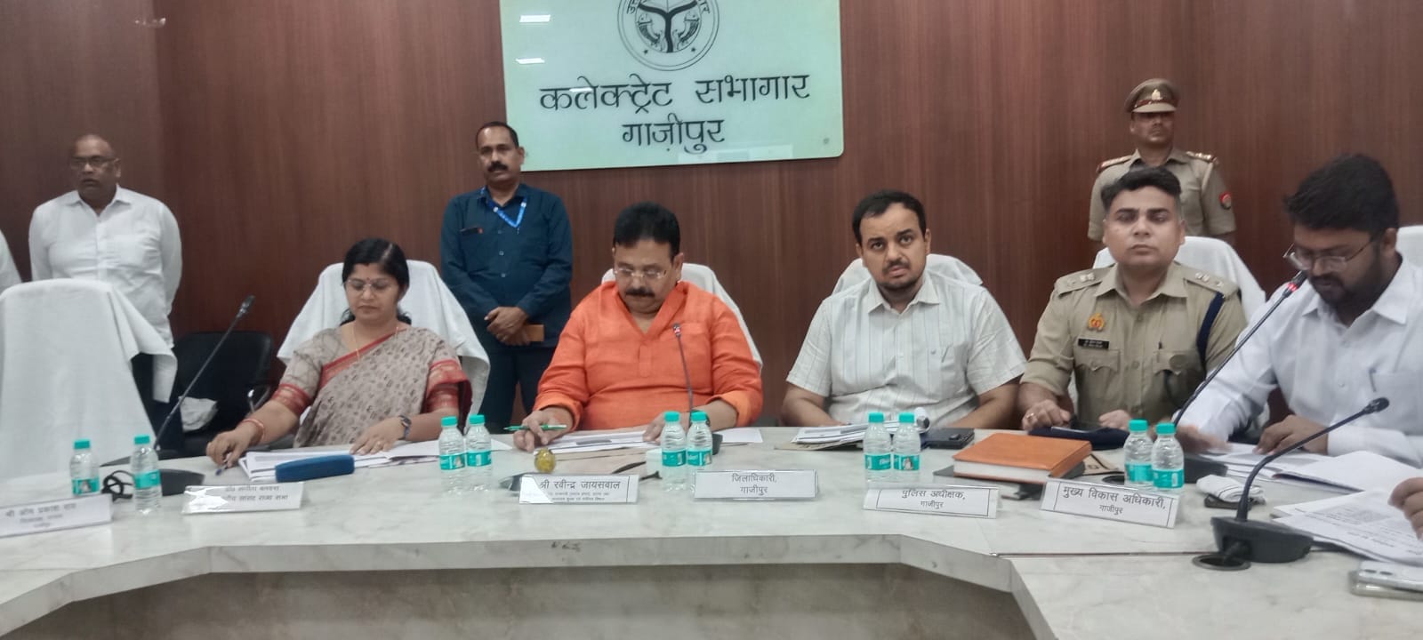 सेवा संकल्प अभियान की तैयारियों को लेकर कलेक्ट्रेट में आयोजित बैठक में मौजूद राज्यमंत्री (स्वत
