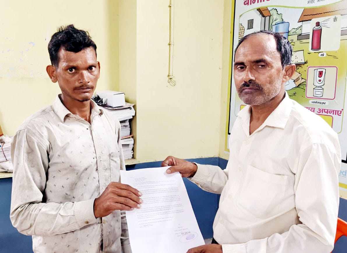 स्वास्थ्य अधिकारी सरवर अली को प्रार्थना पत्र देता पीड़ित निहालउद्दीन। संवाद