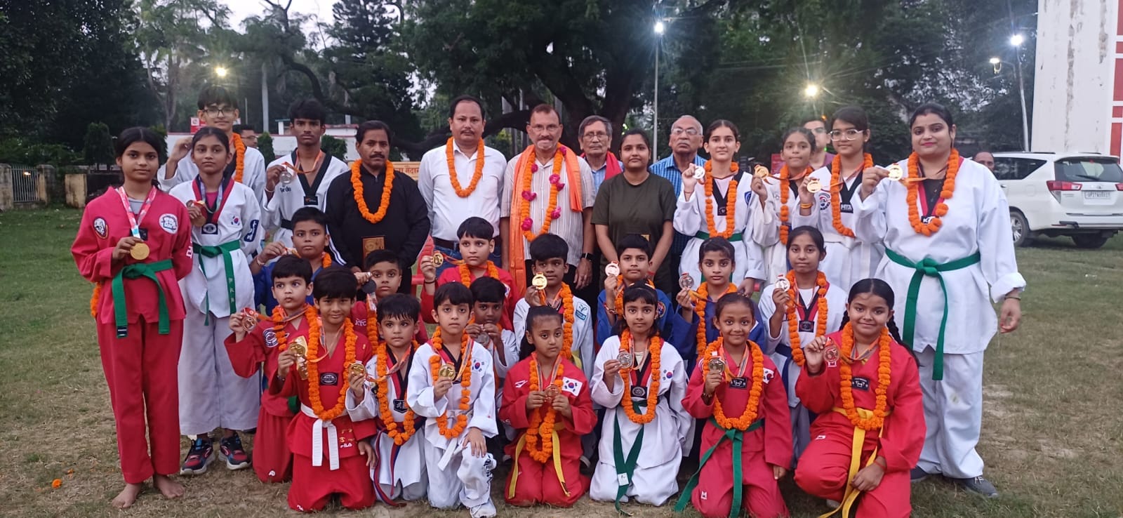 शाहजहांपुर के ओसीएफ के रामलीला मैदान में खिलाड़ियों को मेडल देते अवधेश दीक्षित। स्रोत: संस्थ