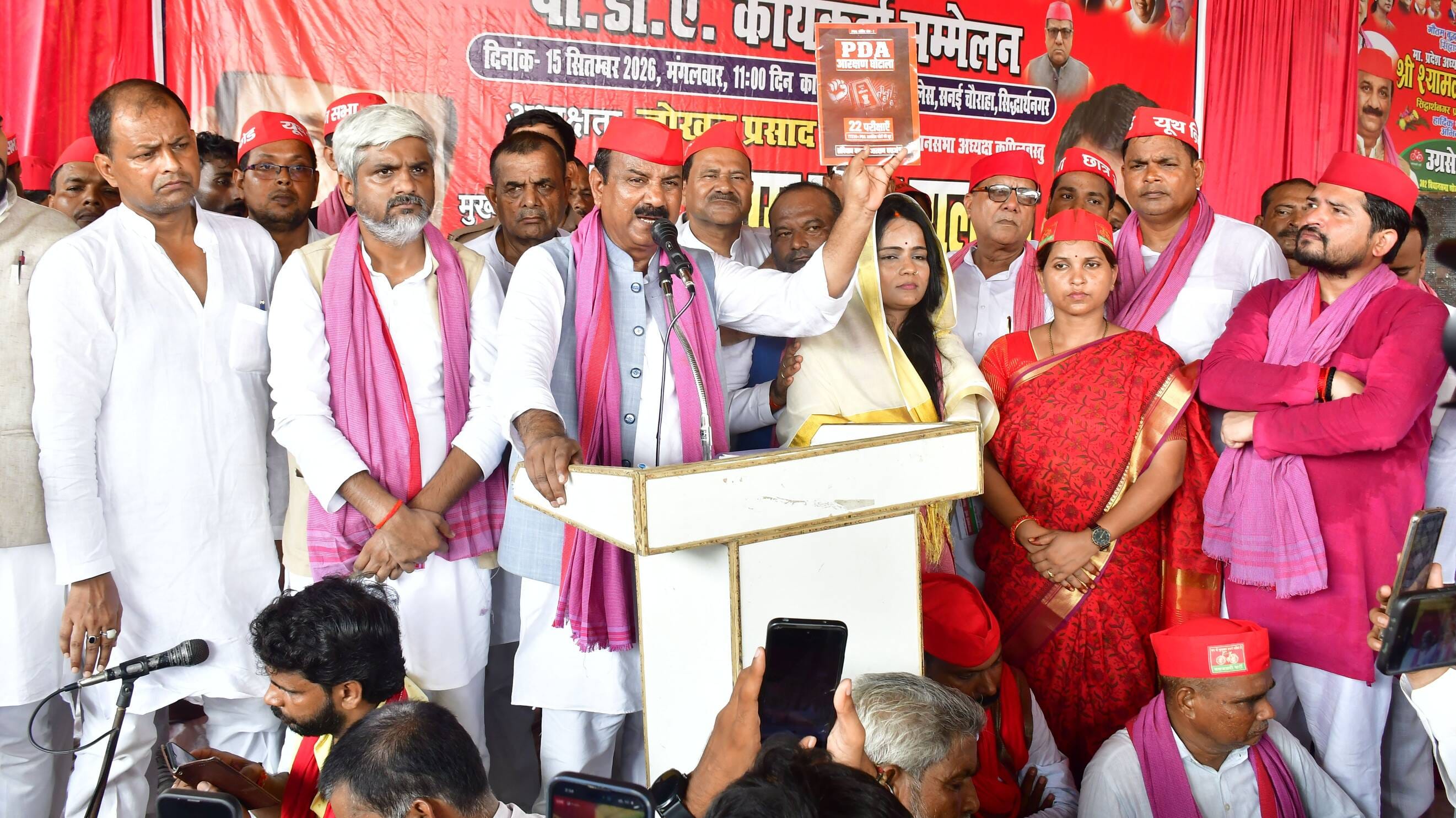 शहर के सनई चौराहे पर स्थित एक लॉज में आयोजित सपा के पीडीए कार्यकर्ता सम्मेलन  को संबोधित करत