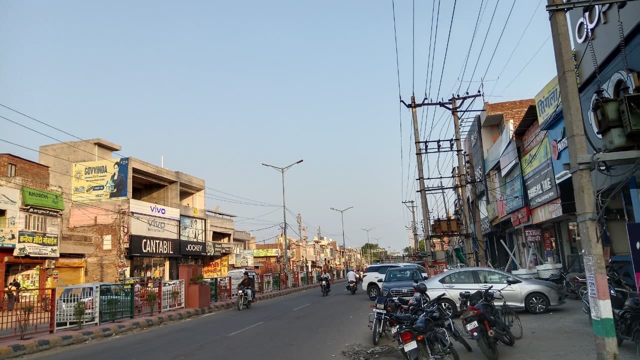 शहर के सिरसा-हिसार रोड पर छाई बादलवाही के दौरान गुजरते वाहन चालक। संवाद