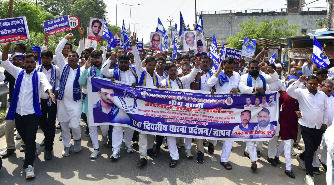 शहर के साड़ी तिराहे से कलेक्ट्रेट परिसर में प्रदर्शन करते हुए जाते आजाद समाज पार्टी के कार्यकर्