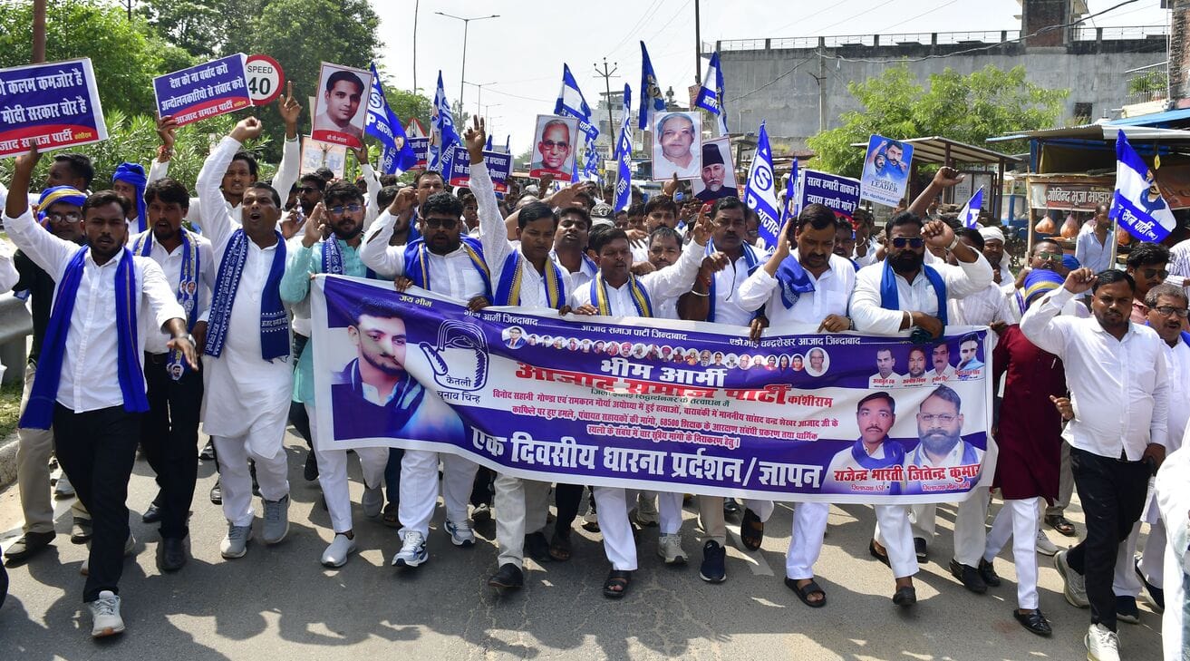 शहर के साड़ी तिराहे से कलेक्ट्रेट परिसर में प्रदर्शन करते हुए जाते आजाद समाज पार्टी के कार्यकर्