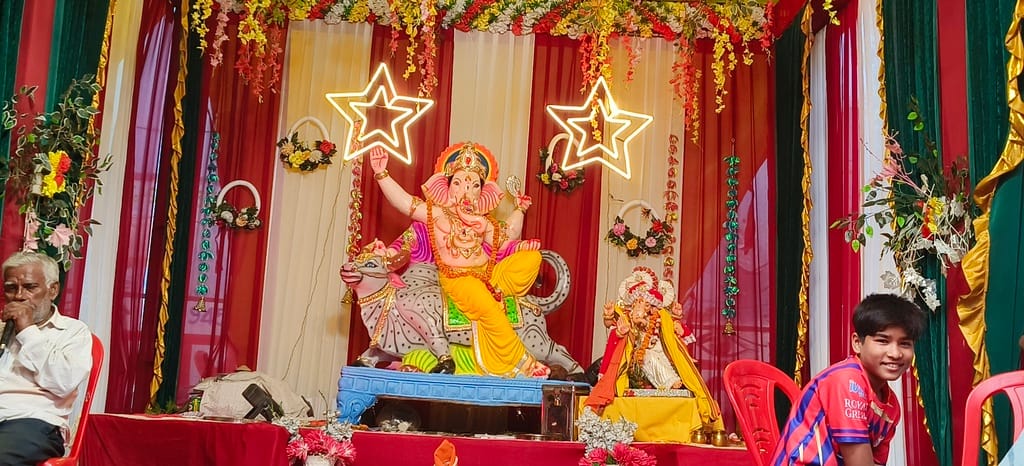 शादियाबाद के कस्बा कोइरी के पंडाल में भगवान गणेश की आकर्षक प्रतिमा-संवाद