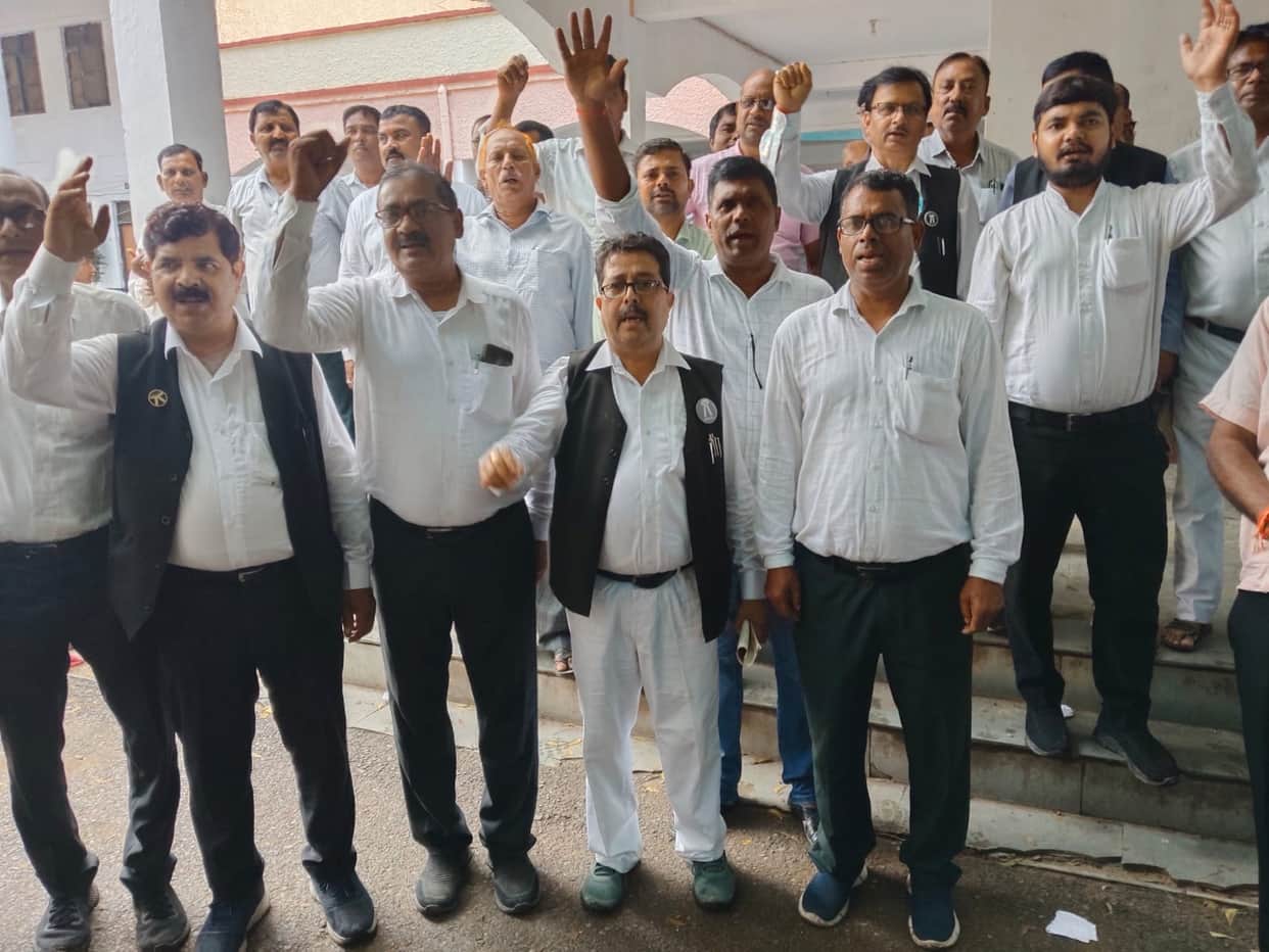 Advocates staged a protest against the Bar Council's order.