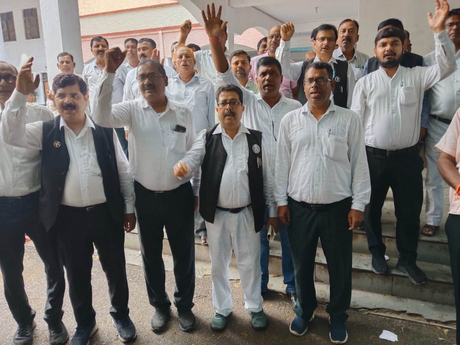 तहसील परिसर में मांगों को लेकर प्रदर्शन करते अधिवक्ता।