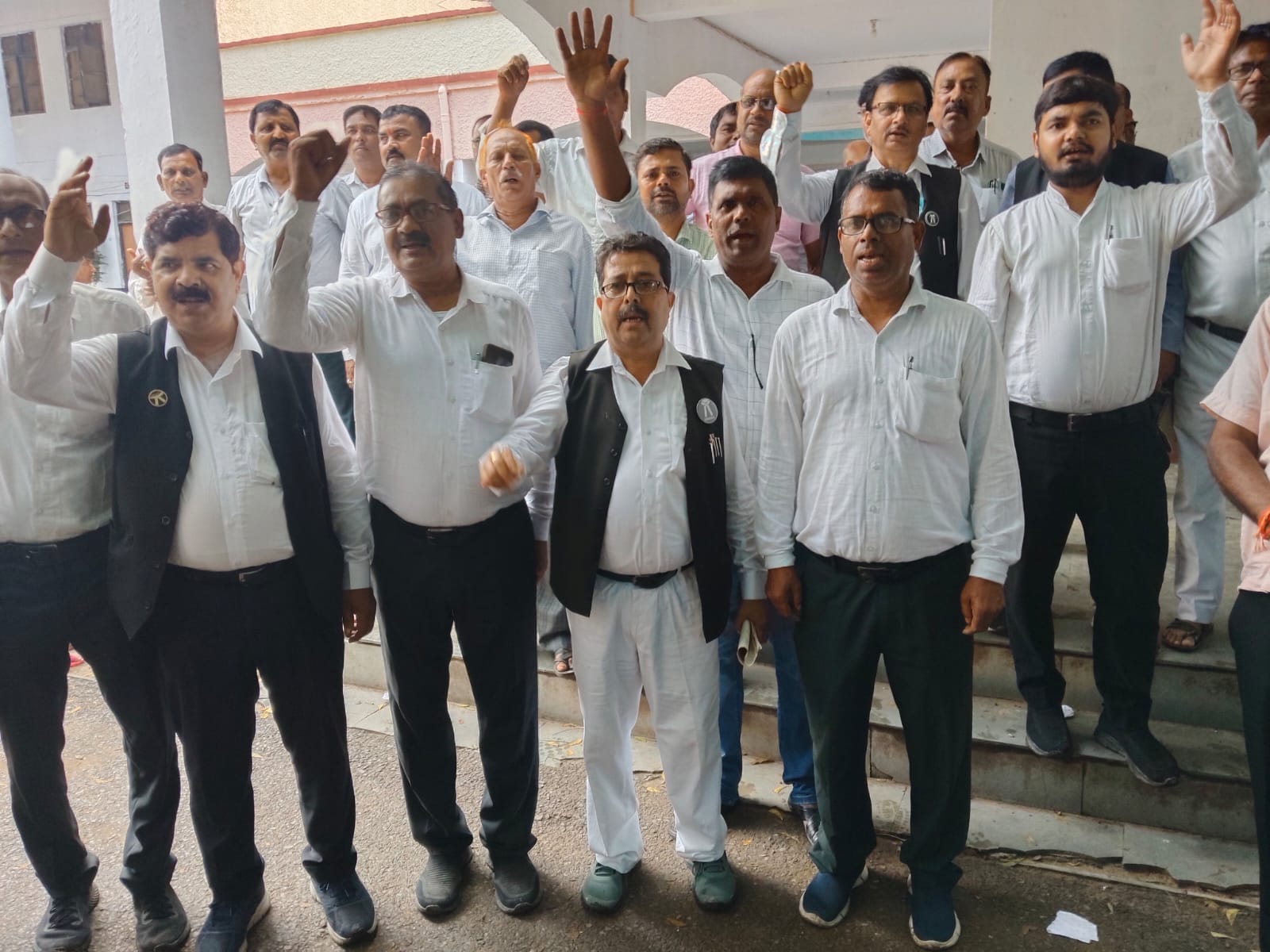 तहसील परिसर में मांगों को लेकर प्रदर्शन करते अधिवक्ता।