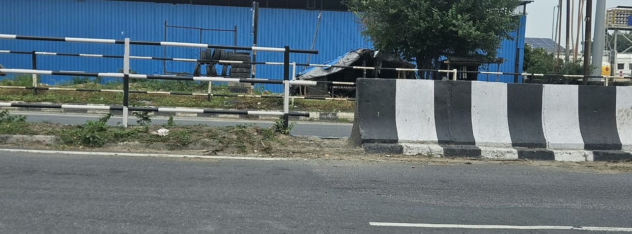 No lessons learned even after 400 deaths... traffic rules being brazenly flouted on the highway.