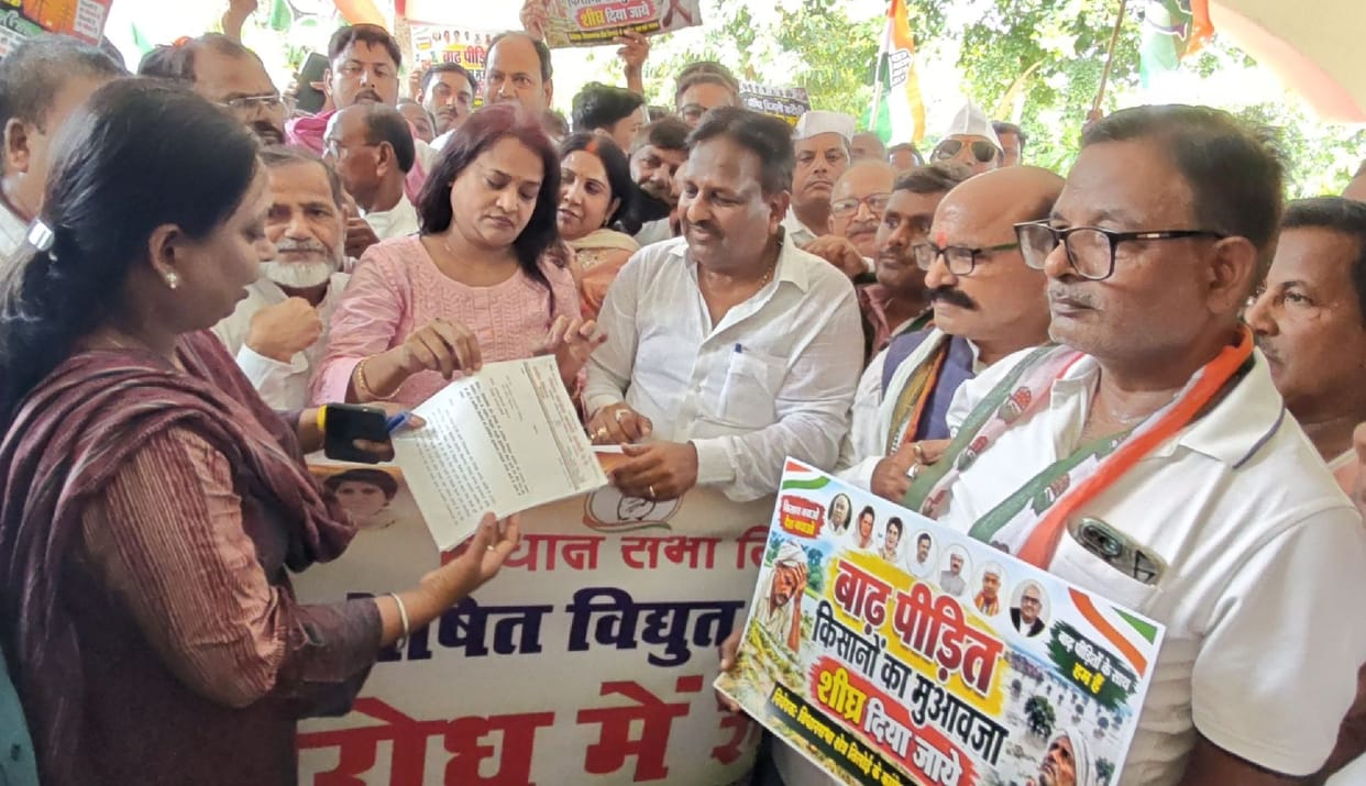 Congress members surrounded the Tehsil office and staged a protest.