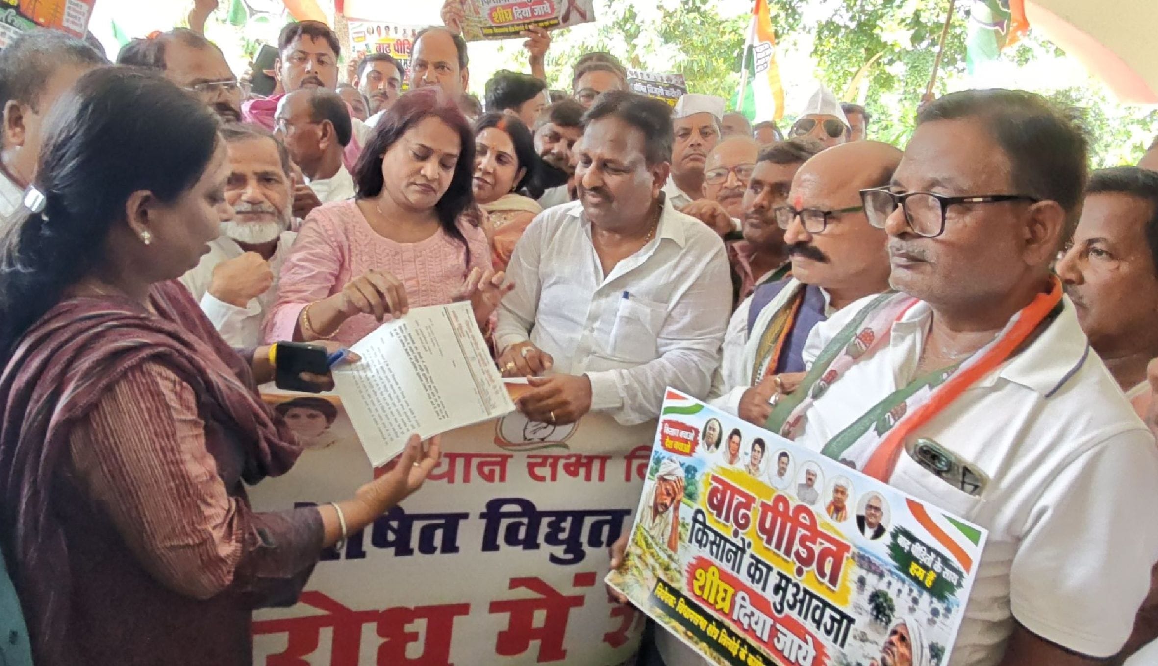 तिलोई तहसील परिसर में एसडीएम डॉ. अरुणिमा श्रीवास्तव को ज्ञापन सौंपते कांग्रेस कार्यकर्ता। स्रोत