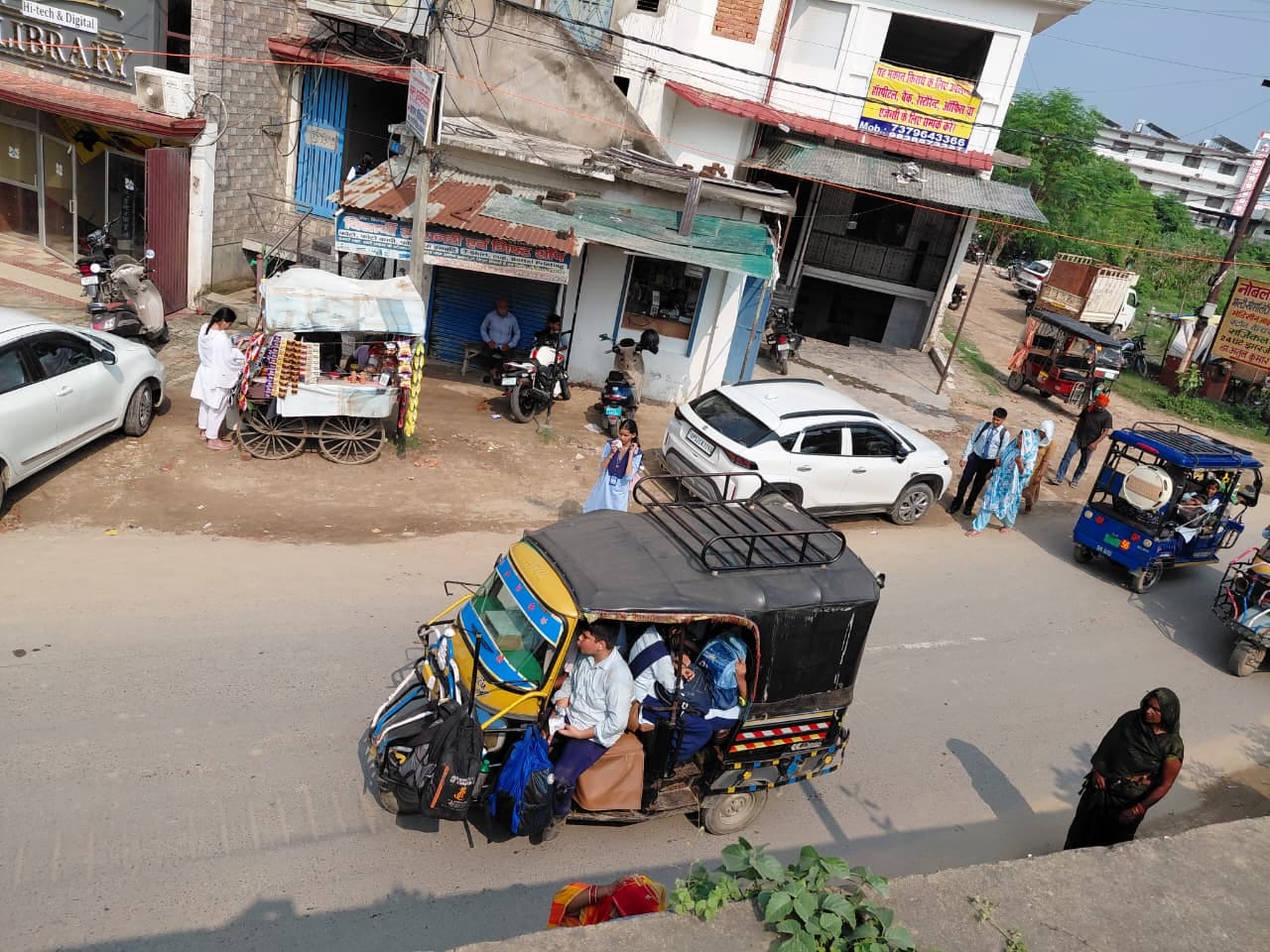टैंपो में जाते स्कूली बच्चे