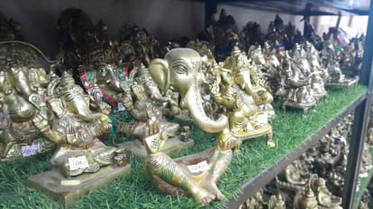 दुकान में रखी गणेश जी की मूर्तियां। संवाद