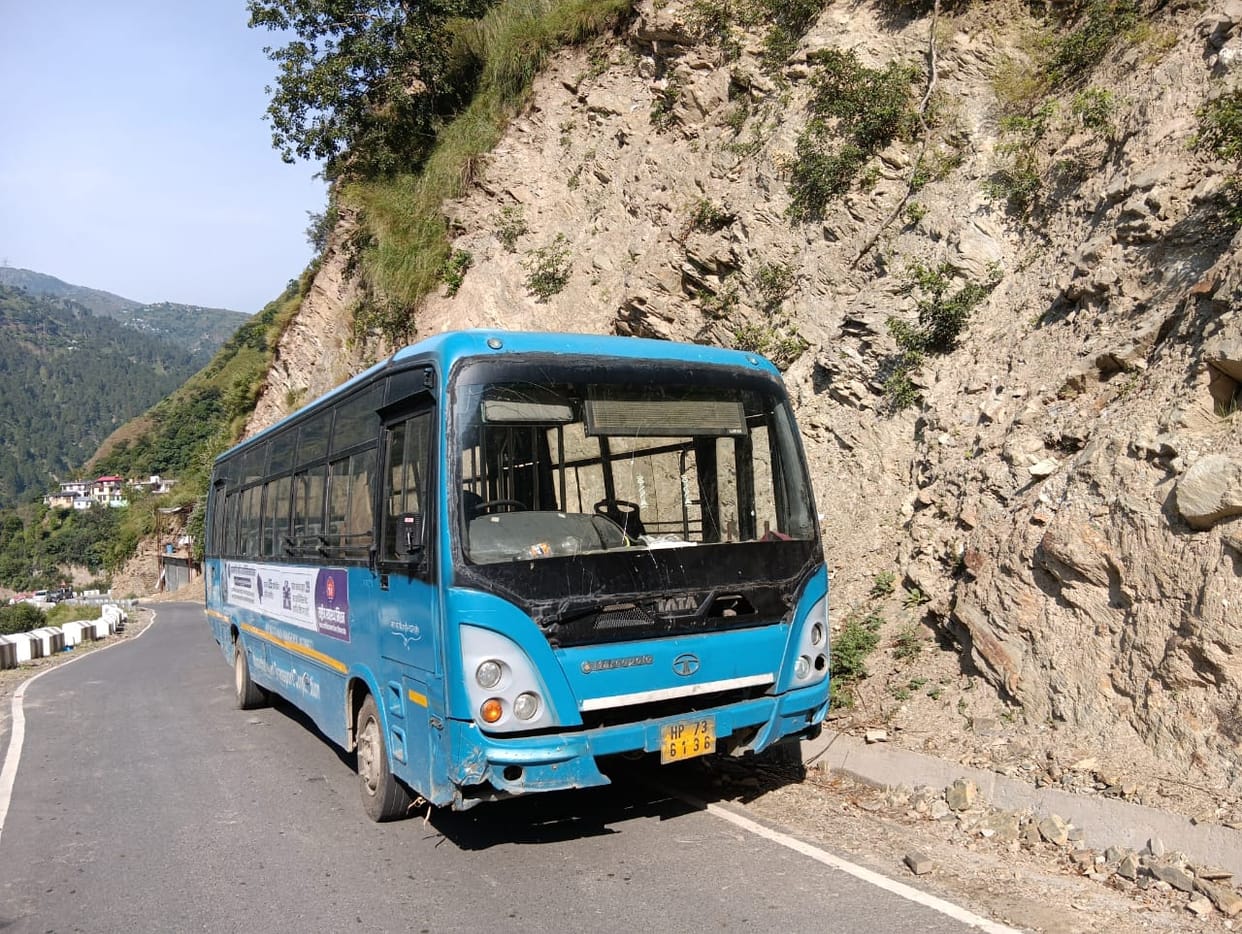 Bus broke down midway; 40 passengers walked five kilometers.