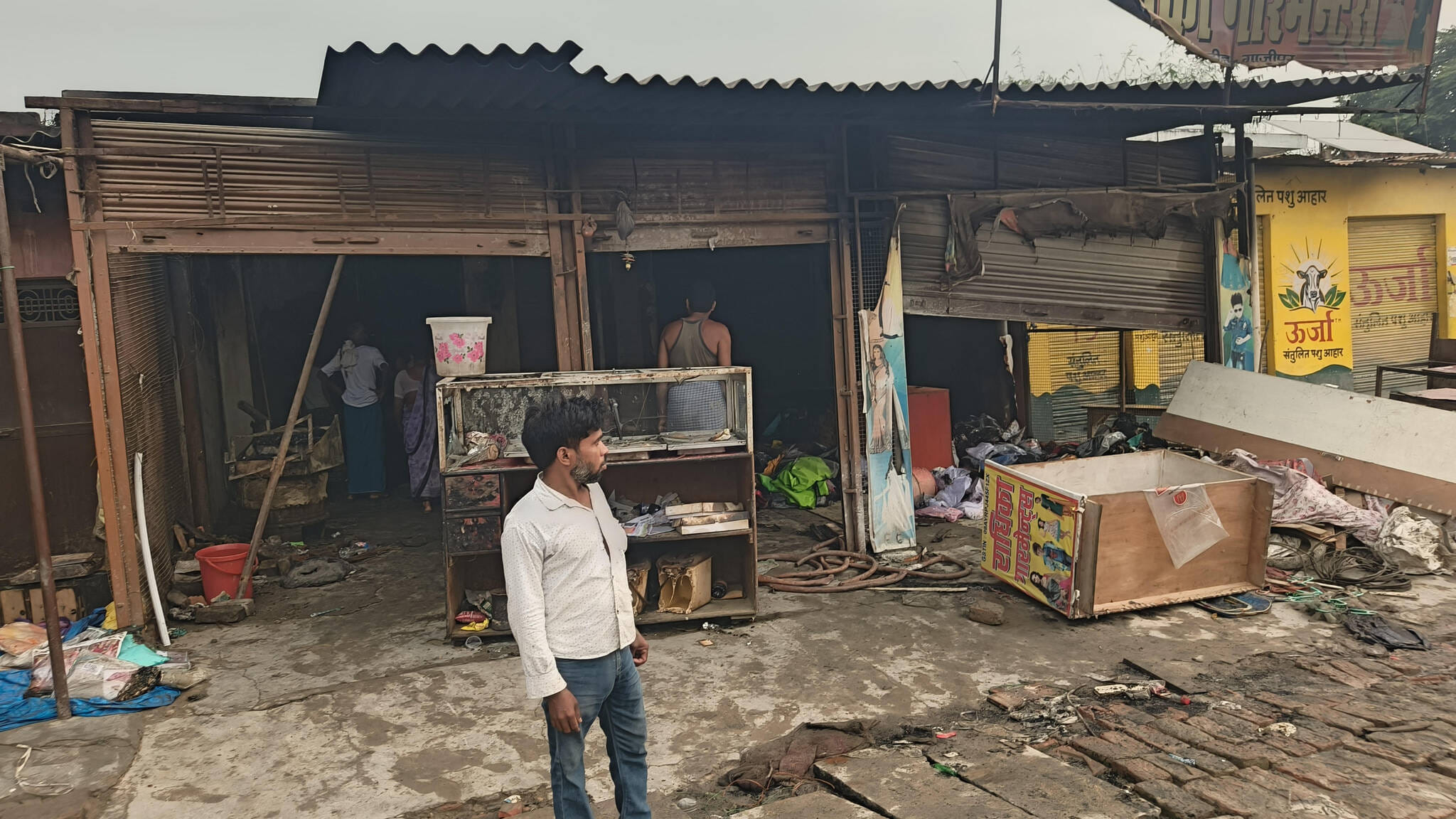 दुल्लहपुर क्षेत्र के नायकडीह बाजार स्थित मिठाई व कपड़ा की दुकान में लगी आग की घटना के बाद के न