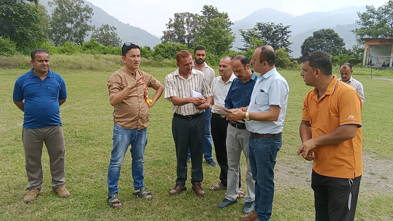 ददाहू में प्रतियोगिताओं के आयोजन को लेकर खेल मैदान का निरीक्षण करते अधिकारी। संवाद