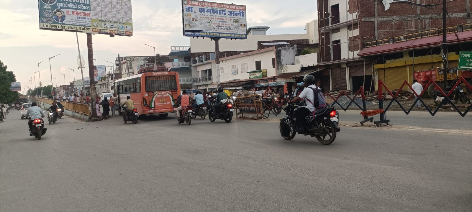 देवरिया शहर के गोरखपुर रोड स्थित इसी ओवरब्रिज के बगल में बनना है नया ओवरब्रिज। 