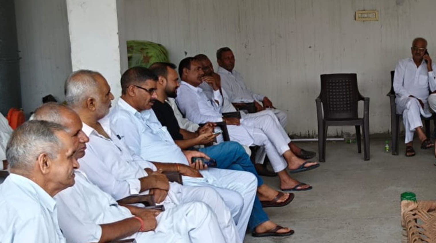 देवधर गांव में बिक रहे नशे पर चिंतन करते ग्रामीण। आर्काइव