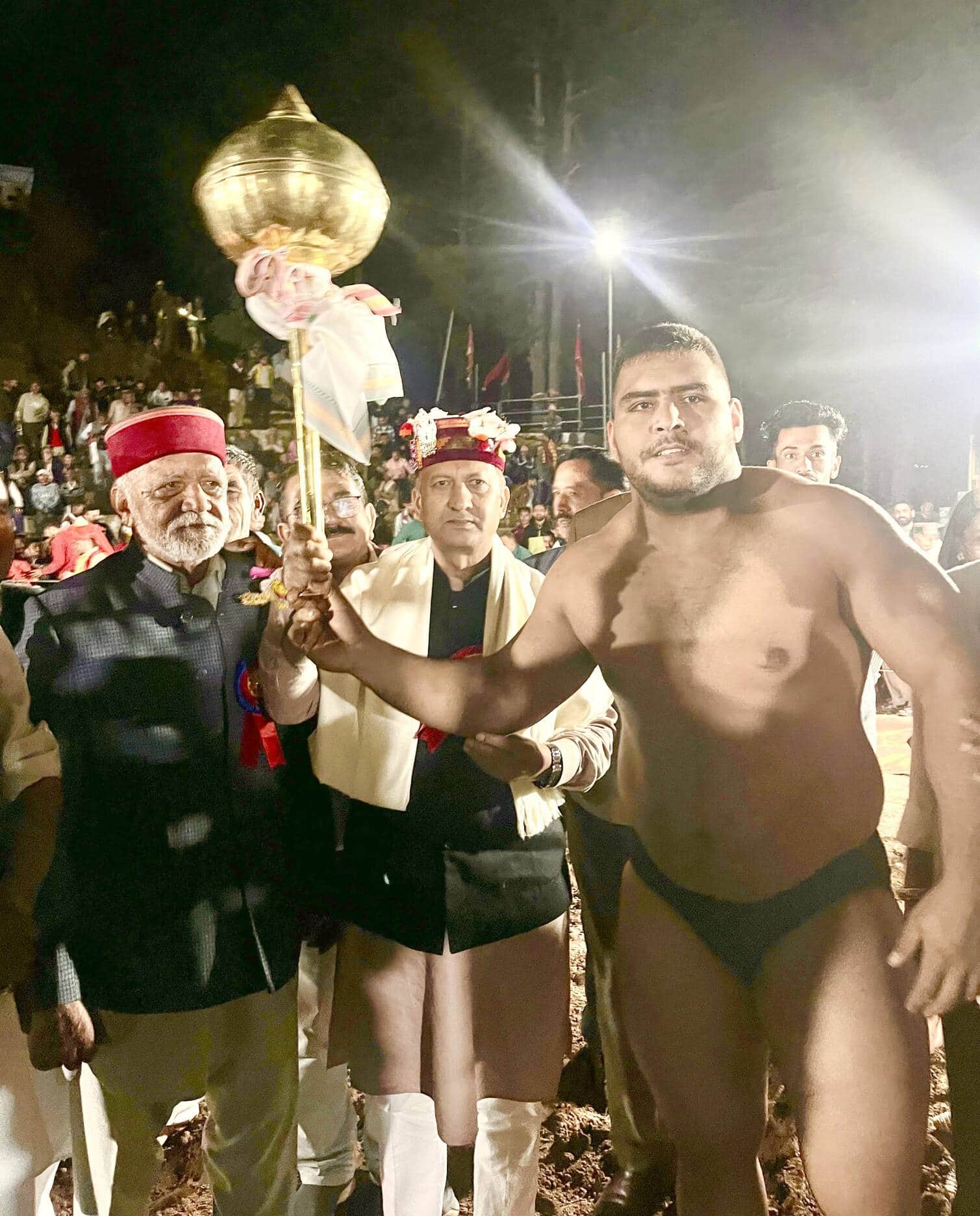 ठियोग के जोधपुर में आयोजित दंगल प्रतियोगिता में बड़ी माली जीतने वाले पहलवान को सम्मानित करते रा